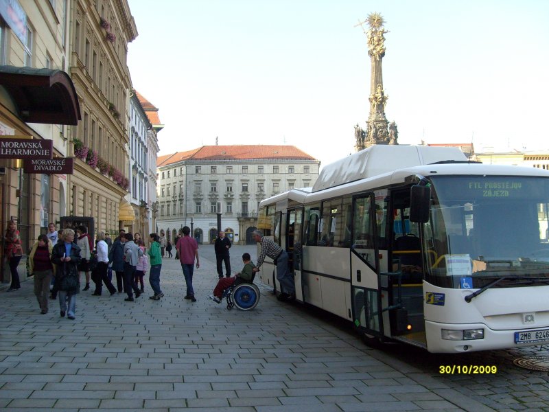 Ládík vyjíždí z autobusu