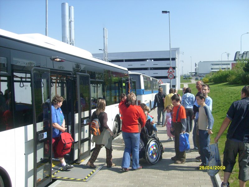 Výstup z velkého nízkopodlažního autobusu