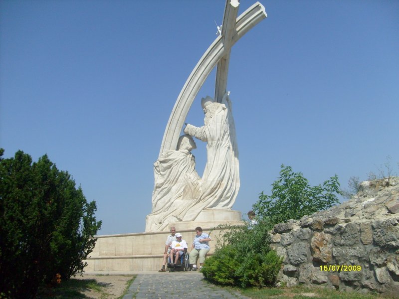 Monument u ostřihomské katedrály